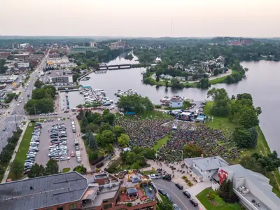 Large crowd gathered at a MusicFest concert in Del Crary Park 